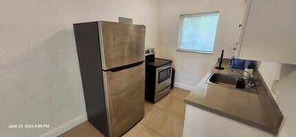 9800 East Bay Harbor Drive in Bay Harbor Islands, FL - Foto de edificio - Interior Photo