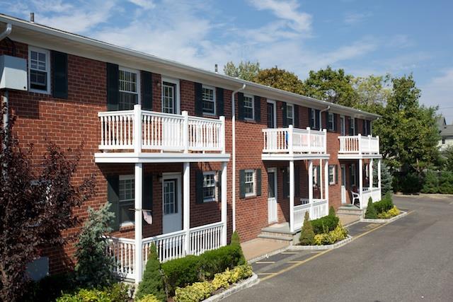 53 S Clinton Ave in Bay Shore, NY - Building Photo - Building Photo