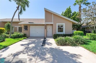 8230 Springtree Rd in Boca Raton, FL - Foto de edificio - Building Photo