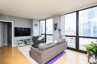 210 S Desplaines St in Chicago, IL - Building Photo - Building Photo