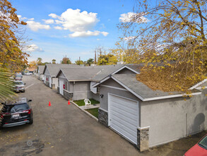 2221 Buena Vista St in Bakersfield, CA - Building Photo - Building Photo