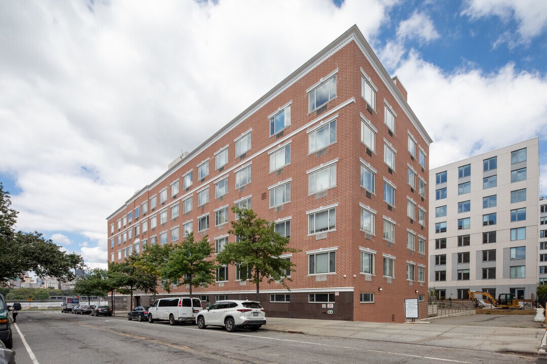 Hallets Cove in Long Island City, NY - Building Photo