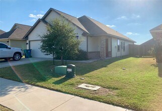 108 Dove Landing Ct in Navasota, TX - Building Photo - Building Photo
