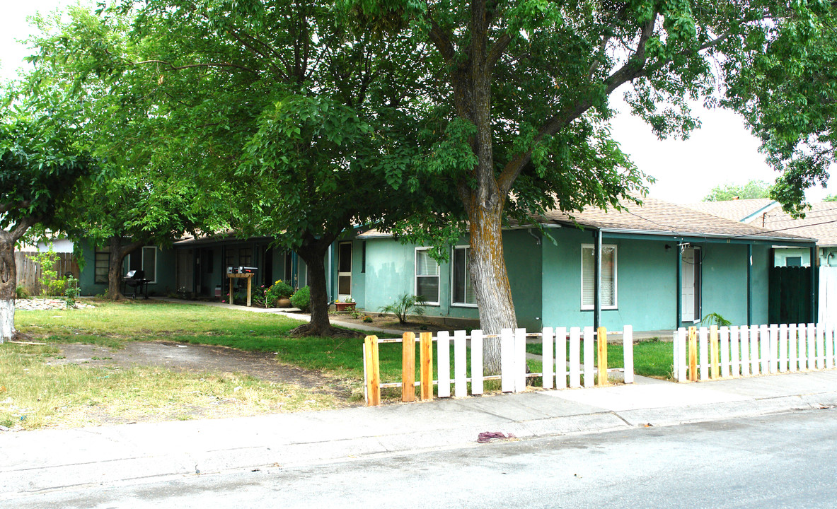 69 Alturas Ave in Pittsburg, CA - Building Photo