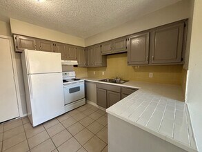 707 S 24th St in Rogers, AR - Foto de edificio - Building Photo