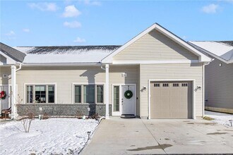 46 W Valley Cir in West Warwick, RI - Building Photo - Building Photo