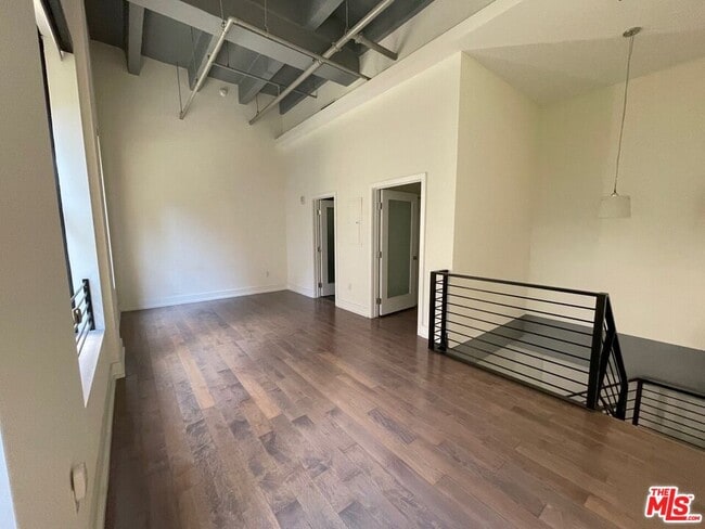 727 W 7th St in Los Angeles, CA - Building Photo - Building Photo