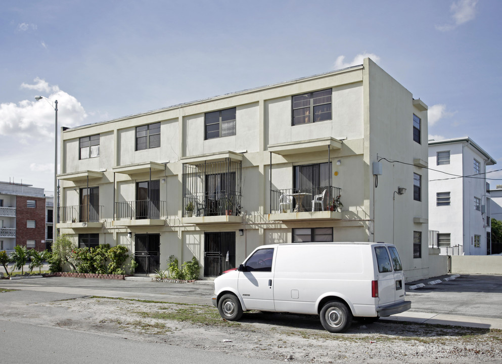 6251 W Flagler St in Miami, FL - Building Photo