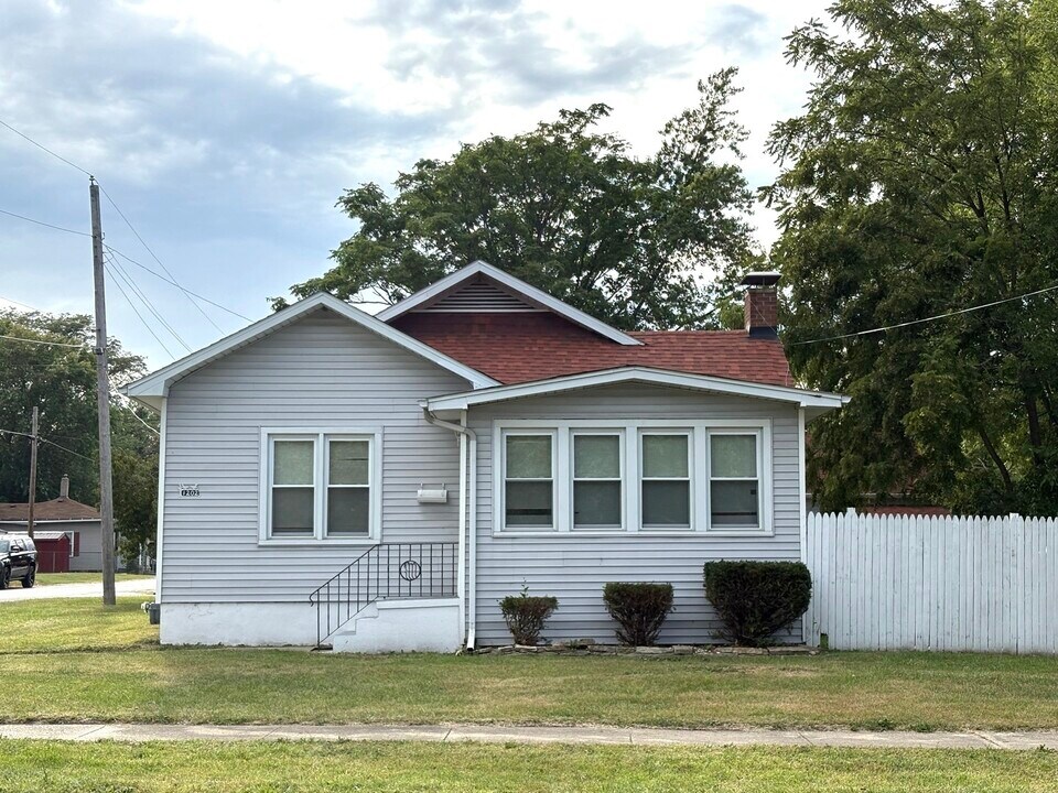 1202 N Park St in Streator, IL - Building Photo