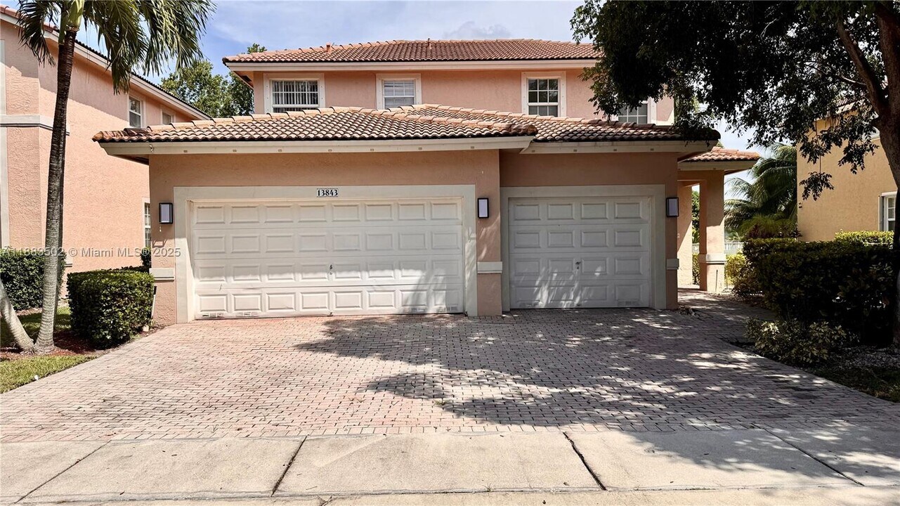 13843 SW 31st St in Miramar, FL - Building Photo