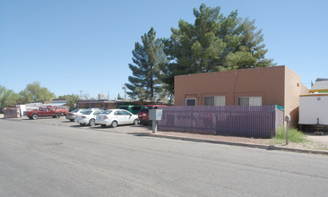 La Siesta Apartments in Tucson, AZ - Building Photo - Building Photo