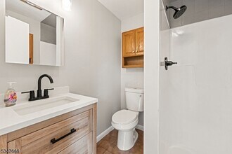 152 Lakeside Dr in Nutley, NJ - Building Photo - Building Photo
