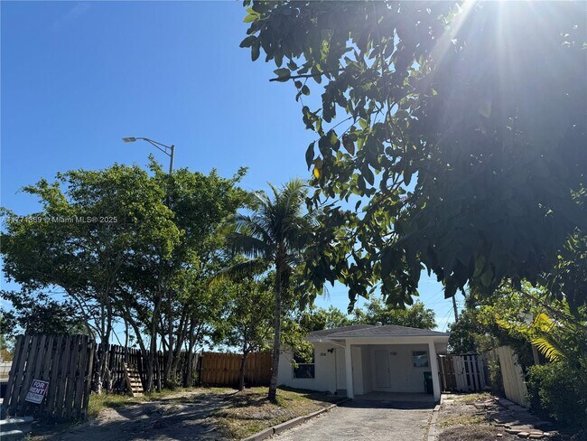 1704 SW 43rd Ave in Fort Lauderdale, FL - Building Photo - Building Photo