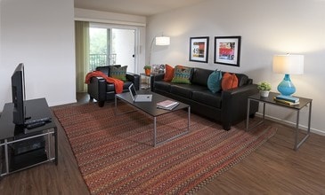 Zuma Student Housing in San Diego, CA - Foto de edificio - Interior Photo