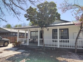 235 N Hidalgo Ave in New Braunfels, TX - Building Photo