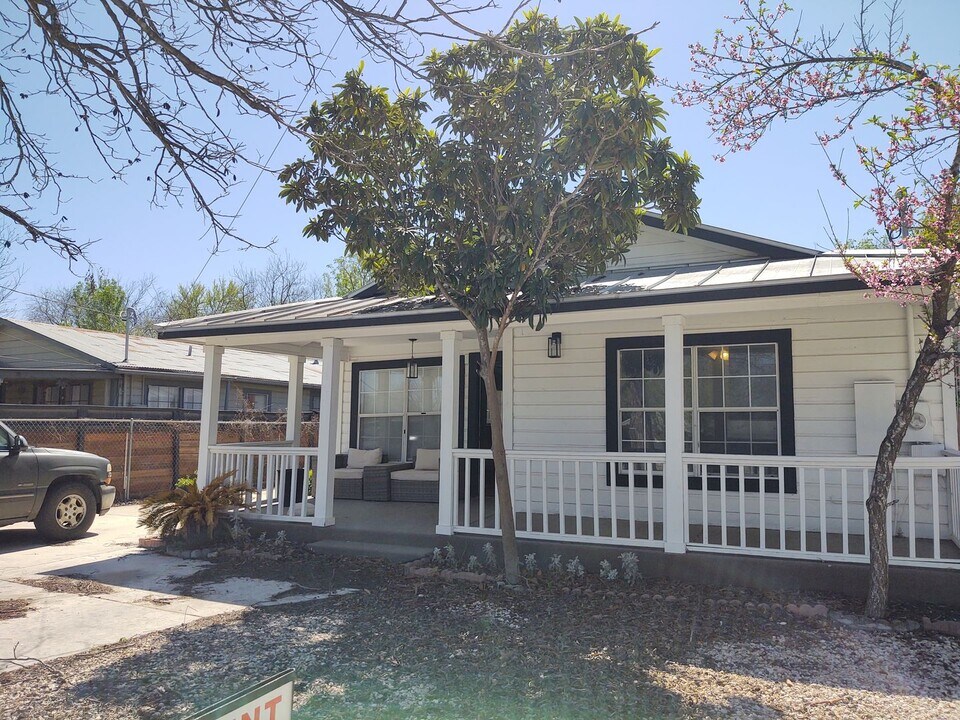 235 N Hidalgo Ave in New Braunfels, TX - Building Photo