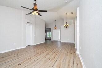 12724 Lake Vista Dr in Gibsonton, FL - Building Photo - Building Photo