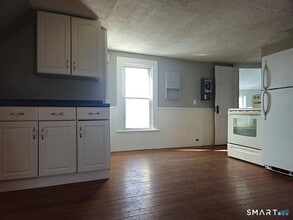 21 Sigourney St in Bristol, CT - Building Photo - Building Photo