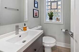 2144 W Shakespeare Ave in Chicago, IL - Foto de edificio - Building Photo