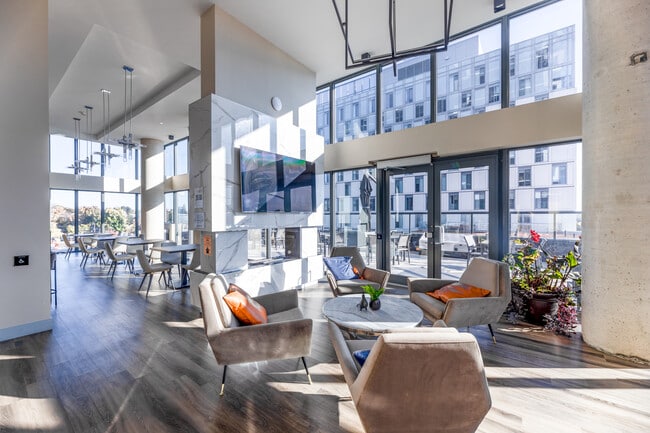 80 Bond Street East in Oshawa, ON - Building Photo - Interior Photo