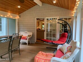 8 Amanda Ct in Saratoga Springs, NY - Building Photo - Building Photo