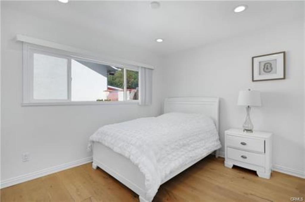 22335 Kittridge St in Los Angeles, CA - Building Photo