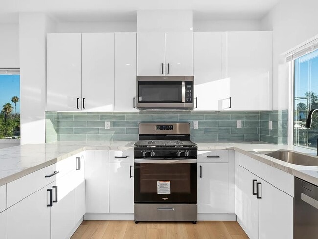 5661 Campanile Way in San Diego, CA - Foto de edificio - Building Photo