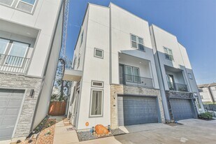 8411 Hempstead Rd in Houston, TX - Building Photo