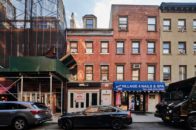 266 Bleecker St in New York, NY - Building Photo - Building Photo