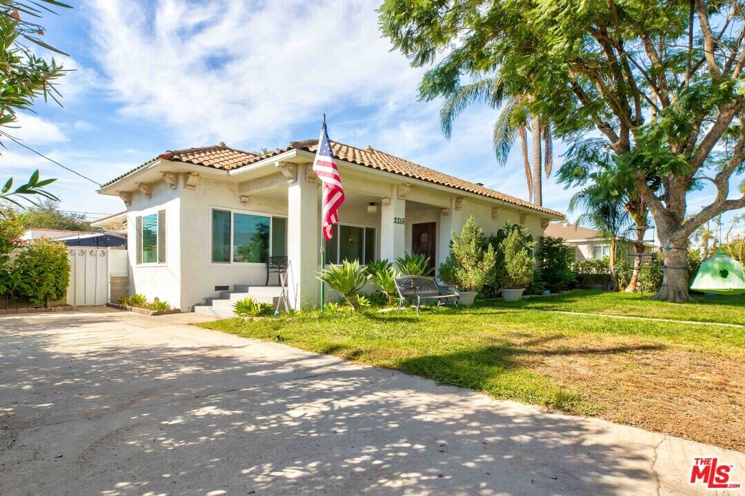 2215 N Niagara St in Burbank, CA - Building Photo