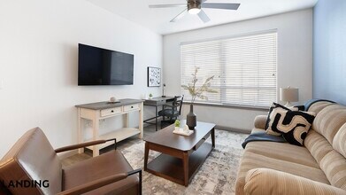 1001 S Center St in Arlington, TX - Building Photo - Building Photo