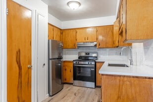 Swissaire Apartments in Dallas, TX - Building Photo