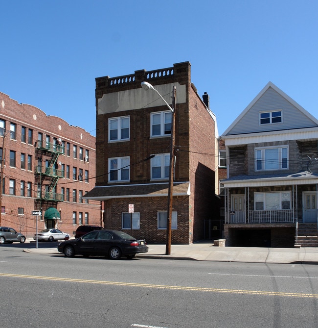 456 Kennedy Blvd in Bayonne, NJ - Foto de edificio - Building Photo