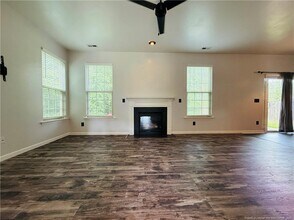69 River Oak St in Spring Lake, NC - Foto de edificio - Building Photo