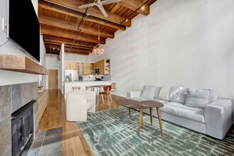 525 W Superior St in Chicago, IL - Foto de edificio - Building Photo