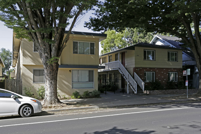 P Street Apartments in Sacramento, CA - Building Photo - Building Photo