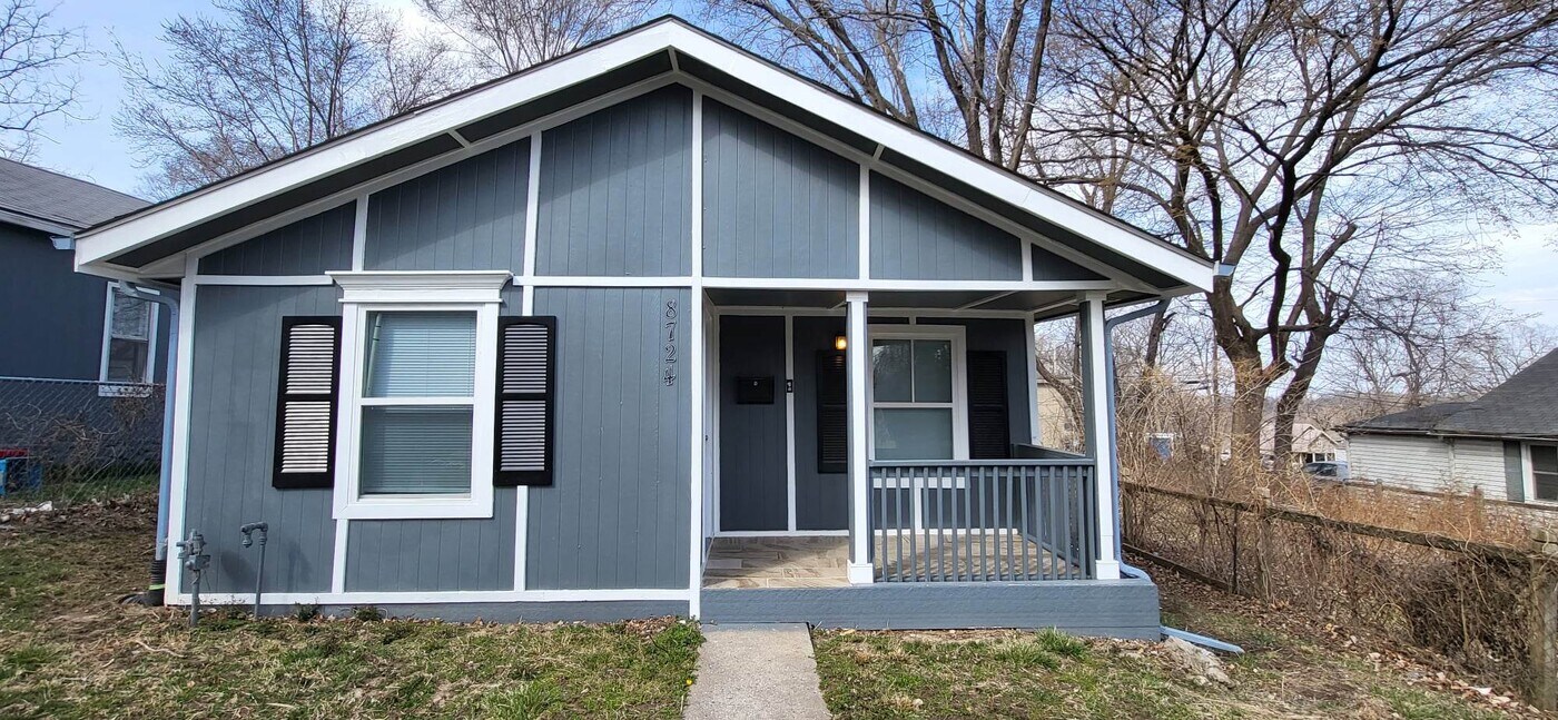 8724 E Roberts St in Independence, MO - Building Photo