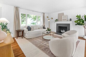 130 Gaymoor Dr in Stamford, CT - Building Photo - Building Photo