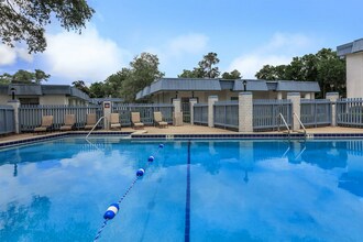 Rolling Hills Apartments in Tallahassee, FL - Foto de edificio - Building Photo