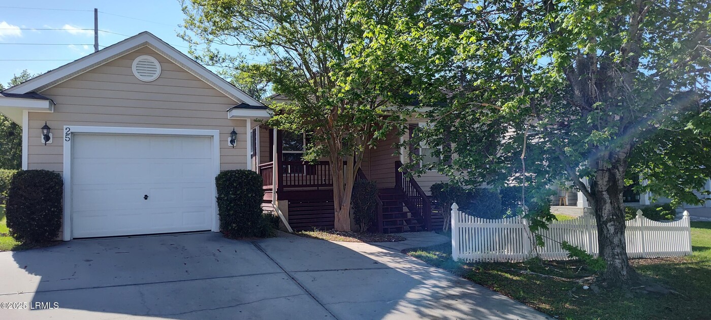 25 King's Cross Ct in Beaufort, SC - Building Photo