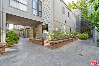 880 Hilldale Ave in West Hollywood, CA - Building Photo - Building Photo