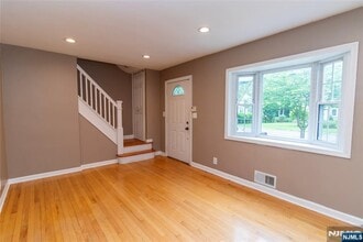 394 Spring Valley Rd in Paramus, NJ - Building Photo - Building Photo