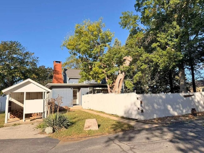 2130 S Riverside Dr in Iowa City, IA - Building Photo - Building Photo