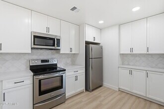 4201 E Camelback Rd in Phoenix, AZ - Building Photo - Building Photo