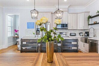 1212 Carondelet St in New Orleans, LA - Building Photo - Building Photo