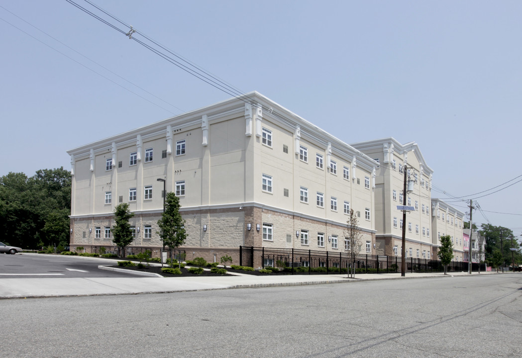 Sheridan Luxury Apartments in Perth Amboy, NJ - Foto de edificio