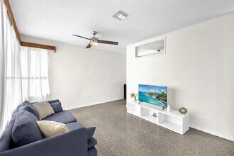 1381 NE 152nd St in North Miami Beach, FL - Foto de edificio - Building Photo