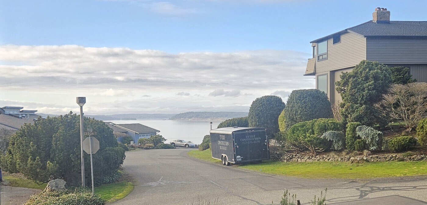 69 Leschi Dr in Steilacoom, WA - Foto de edificio