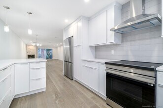 206 Gillies Ln in Norwalk, CT - Building Photo - Building Photo