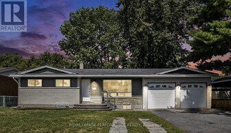 33 Majestic Dr in Ottawa, ON - Building Photo